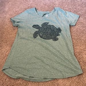 Green turtle t shirt